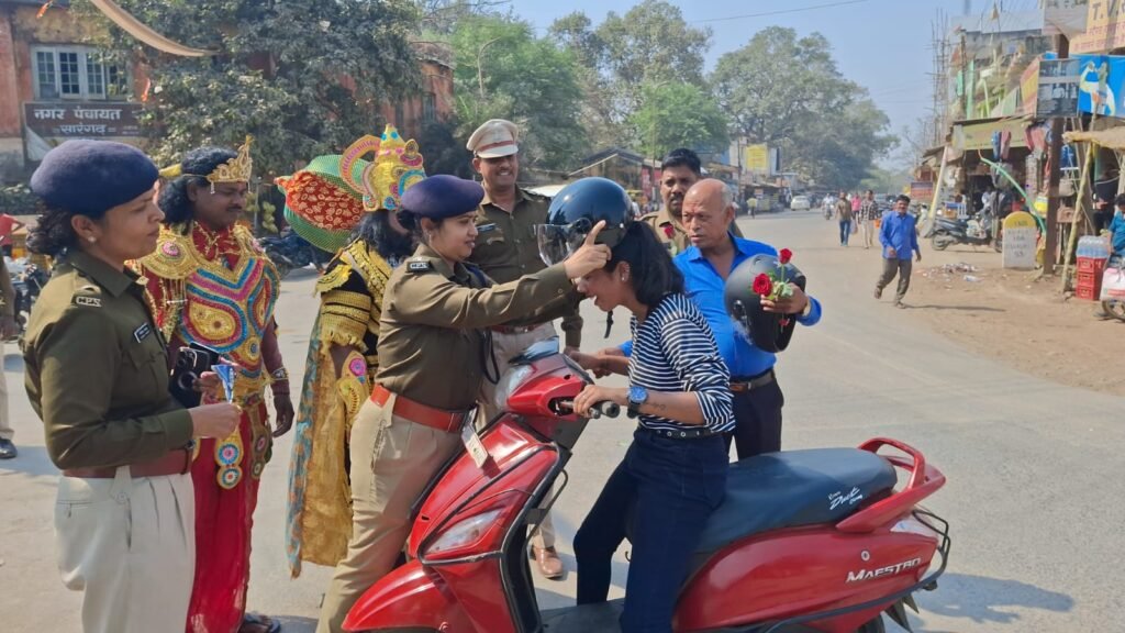 राष्ट्रीय सड़क सुरक्षा माह: सारंगढ़ पुलिस का जागरूकता अभियान, हेलमेट पहनाया, गुलाब देकर किया सम्मानित