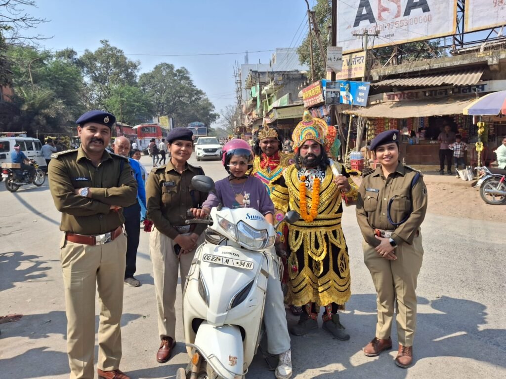 राष्ट्रीय सड़क सुरक्षा माह: सारंगढ़ पुलिस का जागरूकता अभियान, हेलमेट पहनाया, गुलाब देकर किया सम्मानित