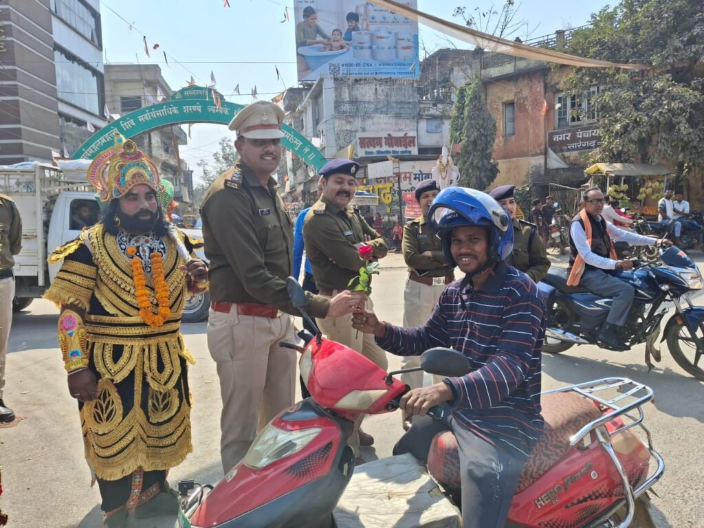 राष्ट्रीय सड़क सुरक्षा माह: सारंगढ़ पुलिस का जागरूकता अभियान, हेलमेट पहनाया, गुलाब देकर किया सम्मानित