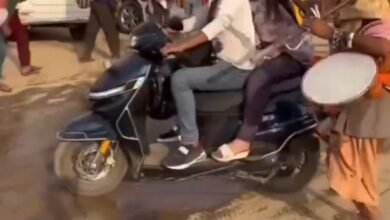 Viral Video:बाबा जी का बरस रहा था कोड़ा,लड़की की कर दी पिटाई..देखे वीडियो